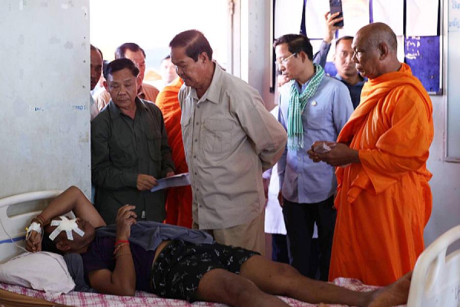 ឯកឧត្តម គន់ គីម អញ្ជើញសួរសុខទុក្ខ និងនាំយកថវិកាសម្តេចកិត្តិព្រឹទ្ធបណ្ឌិត ប៊ុន រ៉ានី ជូនវីរកងទ័ពកំពុងសម្រាកព្យាបាលរបួស - Image 4