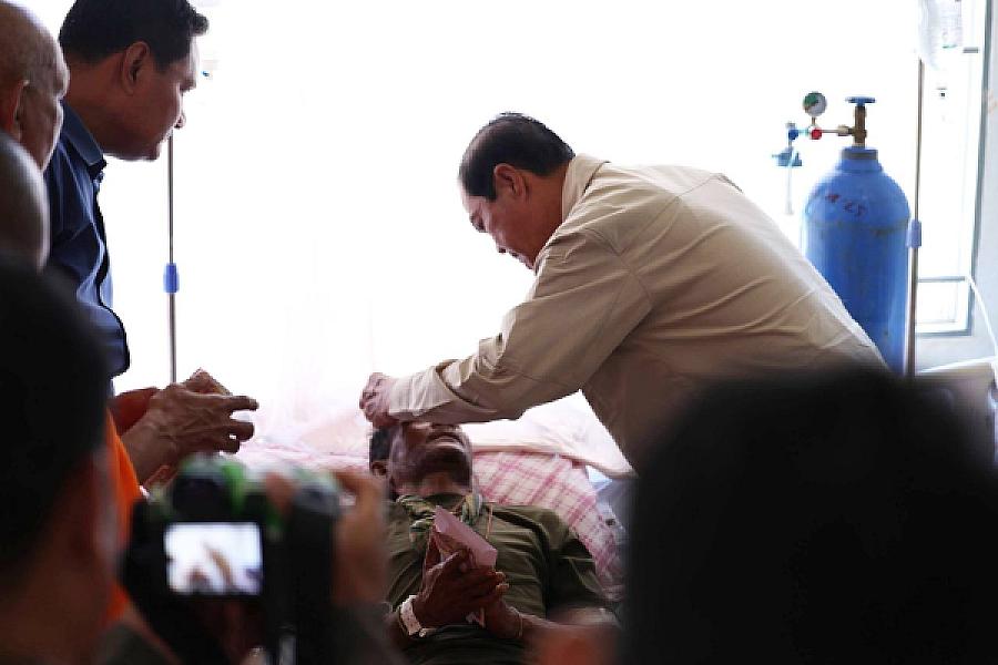 ឯកឧត្តម គន់ គីម អញ្ជើញសួរសុខទុក្ខ និងនាំយកថវិកាសម្តេចកិត្តិព្រឹទ្ធបណ្ឌិត ប៊ុន រ៉ានី ជូនវីរកងទ័ពកំពុងសម្រាកព្យាបាលរបួស - Image 5