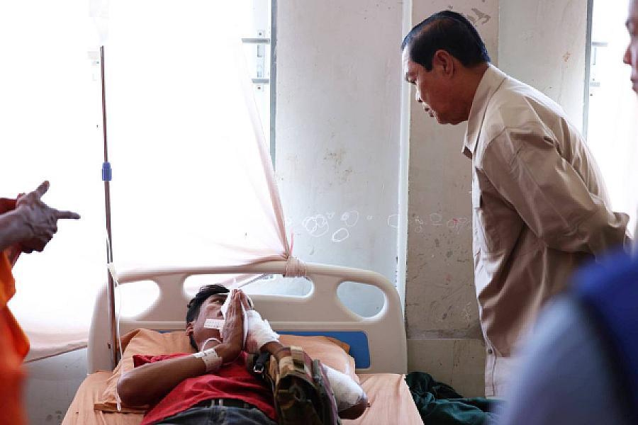 ឯកឧត្តម គន់ គីម អញ្ជើញសួរសុខទុក្ខ និងនាំយកថវិកាសម្តេចកិត្តិព្រឹទ្ធបណ្ឌិត ប៊ុន រ៉ានី ជូនវីរកងទ័ពកំពុងសម្រាកព្យាបាលរបួស - Image 6