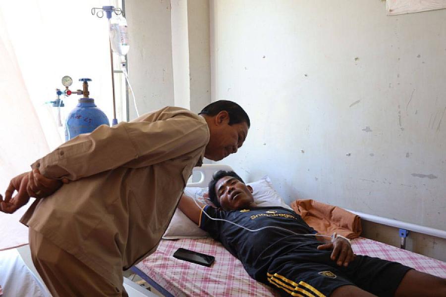 ឯកឧត្តម គន់ គីម អញ្ជើញសួរសុខទុក្ខ និងនាំយកថវិកាសម្តេចកិត្តិព្រឹទ្ធបណ្ឌិត ប៊ុន រ៉ានី ជូនវីរកងទ័ពកំពុងសម្រាកព្យាបាលរបួស - Image 7