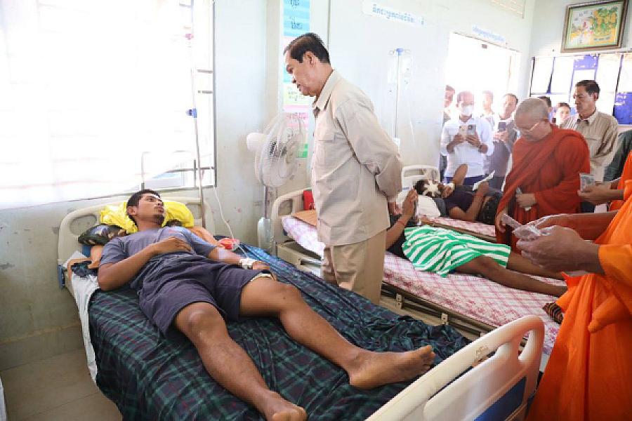 ឯកឧត្តម គន់ គីម អញ្ជើញសួរសុខទុក្ខ និងនាំយកថវិកាសម្តេចកិត្តិព្រឹទ្ធបណ្ឌិត ប៊ុន រ៉ានី ជូនវីរកងទ័ពកំពុងសម្រាកព្យាបាលរបួស - Image 8