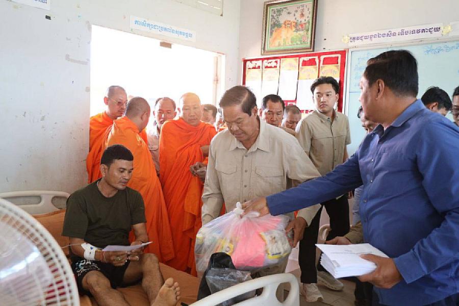 ឯកឧត្តម គន់ គីម អញ្ជើញសួរសុខទុក្ខ និងនាំយកថវិកាសម្តេចកិត្តិព្រឹទ្ធបណ្ឌិត ប៊ុន រ៉ានី ជូនវីរកងទ័ពកំពុងសម្រាកព្យាបាលរបួស - Image 9