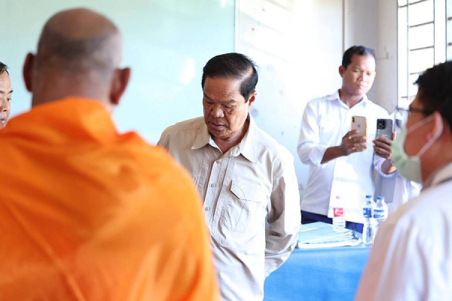 ឯកឧត្តម គន់ គីម អញ្ជើញសួរសុខទុក្ខ និងនាំយកថវិកាសម្តេចកិត្តិព្រឹទ្ធបណ្ឌិត ប៊ុន រ៉ានី ជូនវីរកងទ័ពកំពុងសម្រាកព្យាបាលរបួស - Image 10