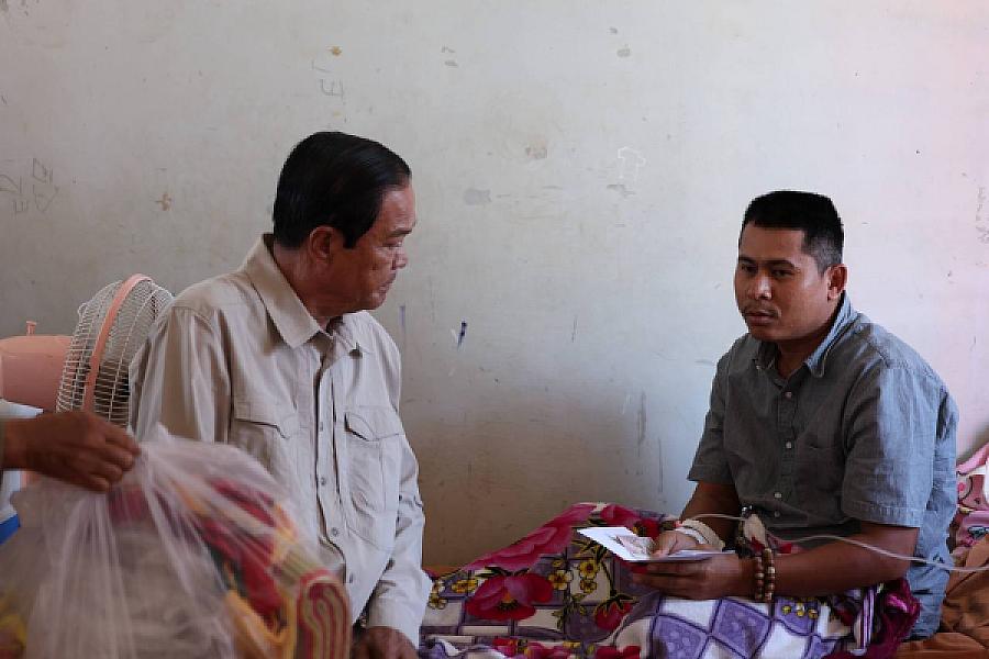 ឯកឧត្តម គន់ គីម អញ្ជើញសួរសុខទុក្ខ និងនាំយកថវិកាសម្តេចកិត្តិព្រឹទ្ធបណ្ឌិត ប៊ុន រ៉ានី ជូនវីរកងទ័ពកំពុងសម្រាកព្យាបាលរបួស - Image 11