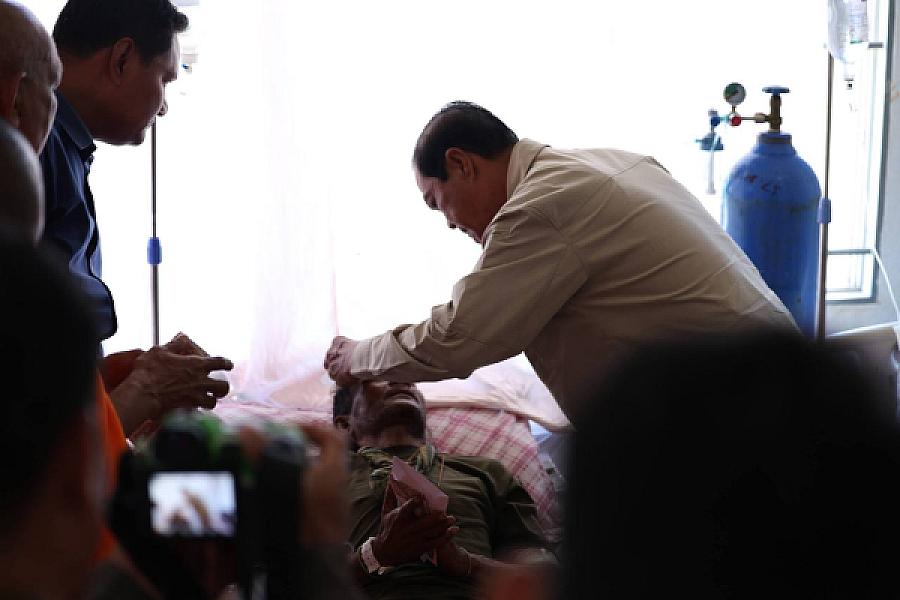 ឯកឧត្តម គន់ គីម អញ្ជើញសួរសុខទុក្ខ និងនាំយកថវិកាសម្តេចកិត្តិព្រឹទ្ធបណ្ឌិត ប៊ុន រ៉ានី ជូនវីរកងទ័ពកំពុងសម្រាកព្យាបាលរបួស - Image 12