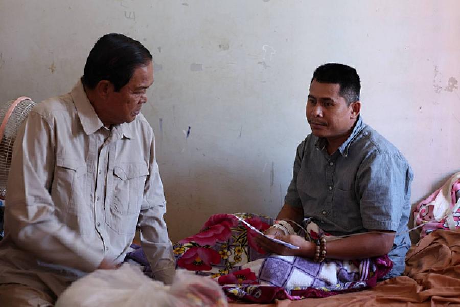 ឯកឧត្តម គន់ គីម អញ្ជើញសួរសុខទុក្ខ និងនាំយកថវិកាសម្តេចកិត្តិព្រឹទ្ធបណ្ឌិត ប៊ុន រ៉ានី ជូនវីរកងទ័ពកំពុងសម្រាកព្យាបាលរបួស - Image 13