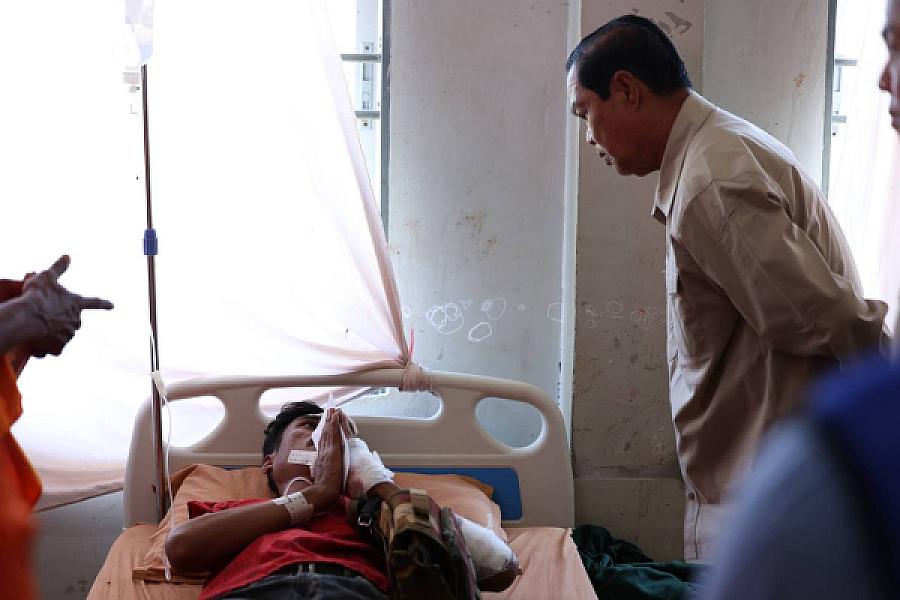 ឯកឧត្តម គន់ គីម អញ្ជើញសួរសុខទុក្ខ និងនាំយកថវិកាសម្តេចកិត្តិព្រឹទ្ធបណ្ឌិត ប៊ុន រ៉ានី ជូនវីរកងទ័ពកំពុងសម្រាកព្យាបាលរបួស - Image 15