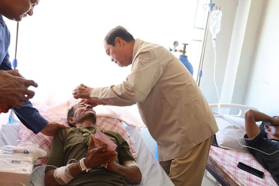 ឯកឧត្តម គន់ គីម អញ្ជើញសួរសុខទុក្ខ និងនាំយកថវិកាសម្តេចកិត្តិព្រឹទ្ធបណ្ឌិត ប៊ុន រ៉ានី ជូនវីរកងទ័ពកំពុងសម្រាកព្យាបាលរបួស - Image 16