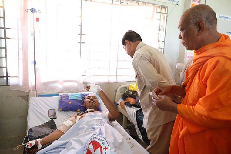 ឯកឧត្តម គន់ គីម អញ្ជើញសួរសុខទុក្ខ និងនាំយកថវិកាសម្តេចកិត្តិព្រឹទ្ធបណ្ឌិត ប៊ុន រ៉ានី ជូនវីរកងទ័ពកំពុងសម្រាកព្យាបាលរបួស - Image 17