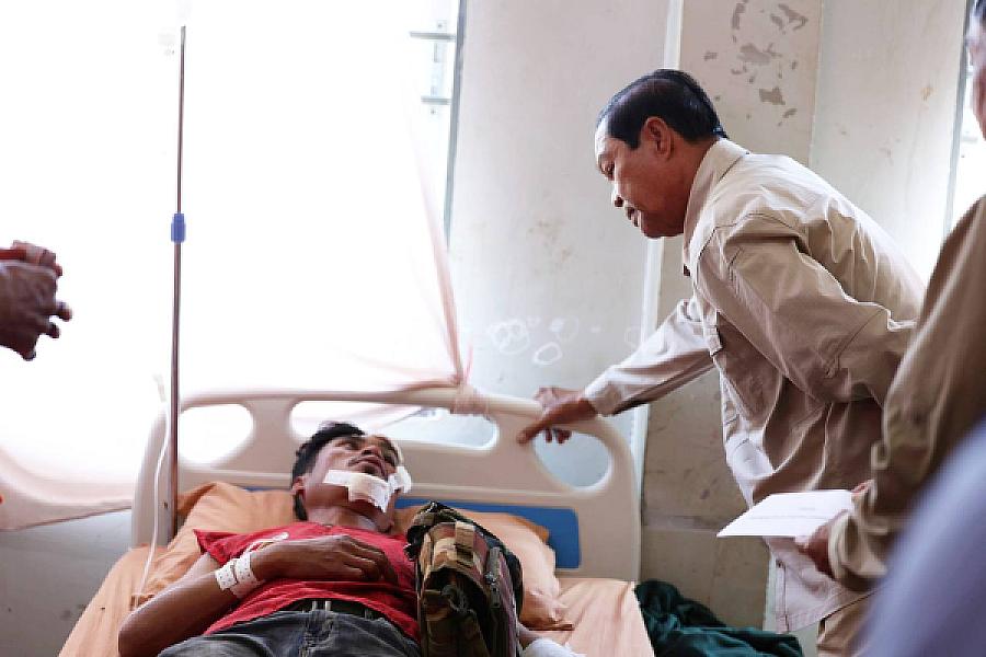 ឯកឧត្តម គន់ គីម អញ្ជើញសួរសុខទុក្ខ និងនាំយកថវិកាសម្តេចកិត្តិព្រឹទ្ធបណ្ឌិត ប៊ុន រ៉ានី ជូនវីរកងទ័ពកំពុងសម្រាកព្យាបាលរបួស - Image 19