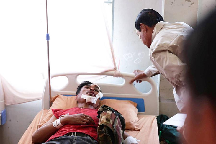 ឯកឧត្តម គន់ គីម អញ្ជើញសួរសុខទុក្ខ និងនាំយកថវិកាសម្តេចកិត្តិព្រឹទ្ធបណ្ឌិត ប៊ុន រ៉ានី ជូនវីរកងទ័ពកំពុងសម្រាកព្យាបាលរបួស - Image 20