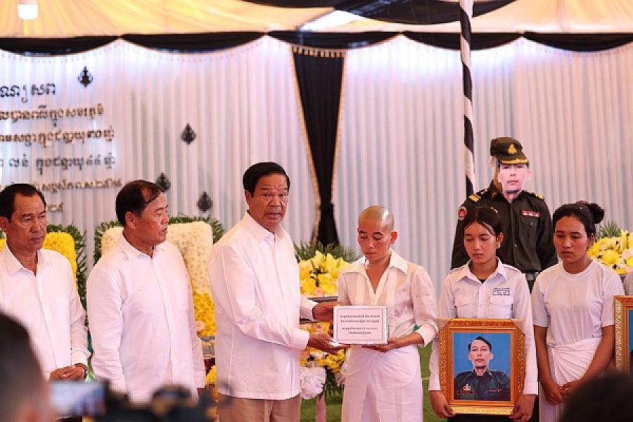 ថវិកា និងសាររំលែកមរណទុក្ខរបស់សម្តេចធិបតី ហ៊ុន ម៉ាណែត បានប្រគល់ជូនគ្រួសារវីរកងទ័ពពលី ក្នុងខេត្តឧត្តរមានជ័យ  - Image 11