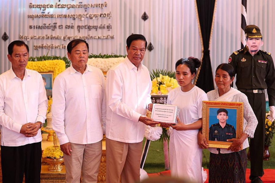 ថវិកា និងសាររំលែកមរណទុក្ខរបស់សម្តេចធិបតី ហ៊ុន ម៉ាណែត បានប្រគល់ជូនគ្រួសារវីរកងទ័ពពលី ក្នុងខេត្តឧត្តរមានជ័យ  - Image 12