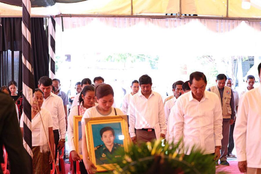 ថវិកា និងសាររំលែកមរណទុក្ខរបស់សម្តេចធិបតី ហ៊ុន ម៉ាណែត បានប្រគល់ជូនគ្រួសារវីរកងទ័ពពលី ក្នុងខេត្តឧត្តរមានជ័យ  - Image 13