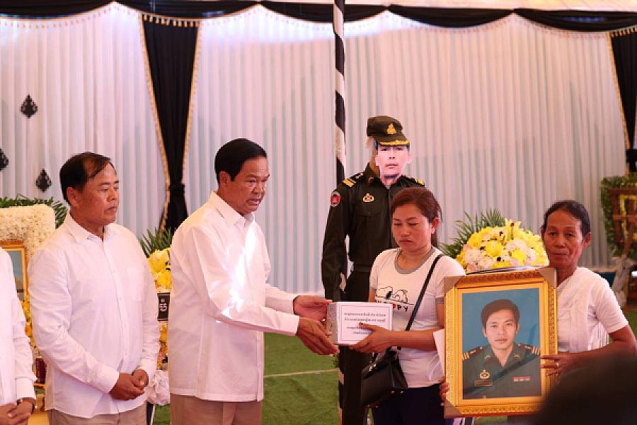 ថវិកា និងសាររំលែកមរណទុក្ខរបស់សម្តេចធិបតី ហ៊ុន ម៉ាណែត បានប្រគល់ជូនគ្រួសារវីរកងទ័ពពលី ក្នុងខេត្តឧត្តរមានជ័យ  - Image 20