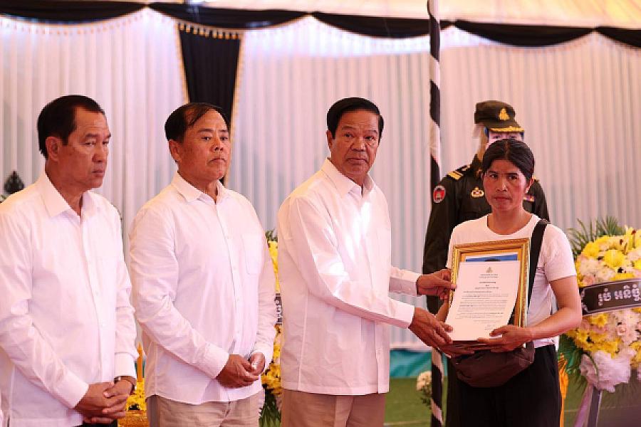 ថវិកា និងសាររំលែកមរណទុក្ខរបស់សម្តេចធិបតី ហ៊ុន ម៉ាណែត បានប្រគល់ជូនគ្រួសារវីរកងទ័ពពលី ក្នុងខេត្តឧត្តរមានជ័យ  - Image 21