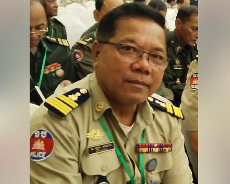 Colonel Long Samnang, Police Chief of Banteay Srei District, has donated 100,000 riel to organize the Extraordinary General Assembly of the Cambodian Veterans Association nationwide