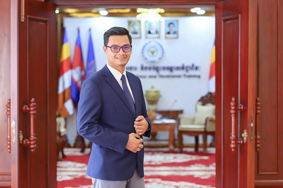 His Excellency Sun Mesa, Ministerial Advisor and Head of the Spokesperson’s Office of the Ministry of Labor and Vocational Training, has contributed 200,000 riels to organize the Extraordinary General Assembly of the Cambodian Veterans Association nationwide