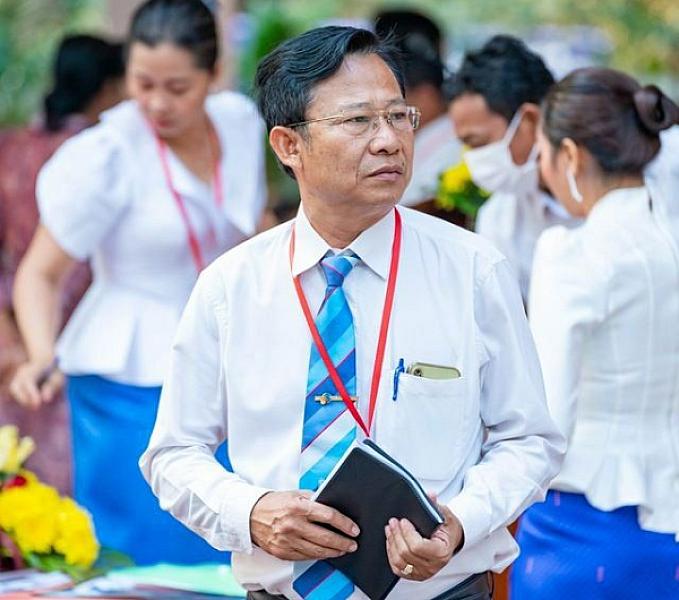 Mr. Ly Bunna, Director of the Department of Education, Youth and Sports of Siem Reap Province, has contributed 300,000 riels to organize the Extraordinary General Assembly of the Cambodian Veterans Association nationwide