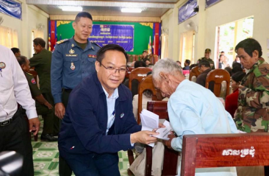 His Excellency Thong Sarun, Governor of Mondulkiri Province, has contributed 20 million riels to organize the Extraordinary General Assembly of the Cambodian Veterans Association nationwide