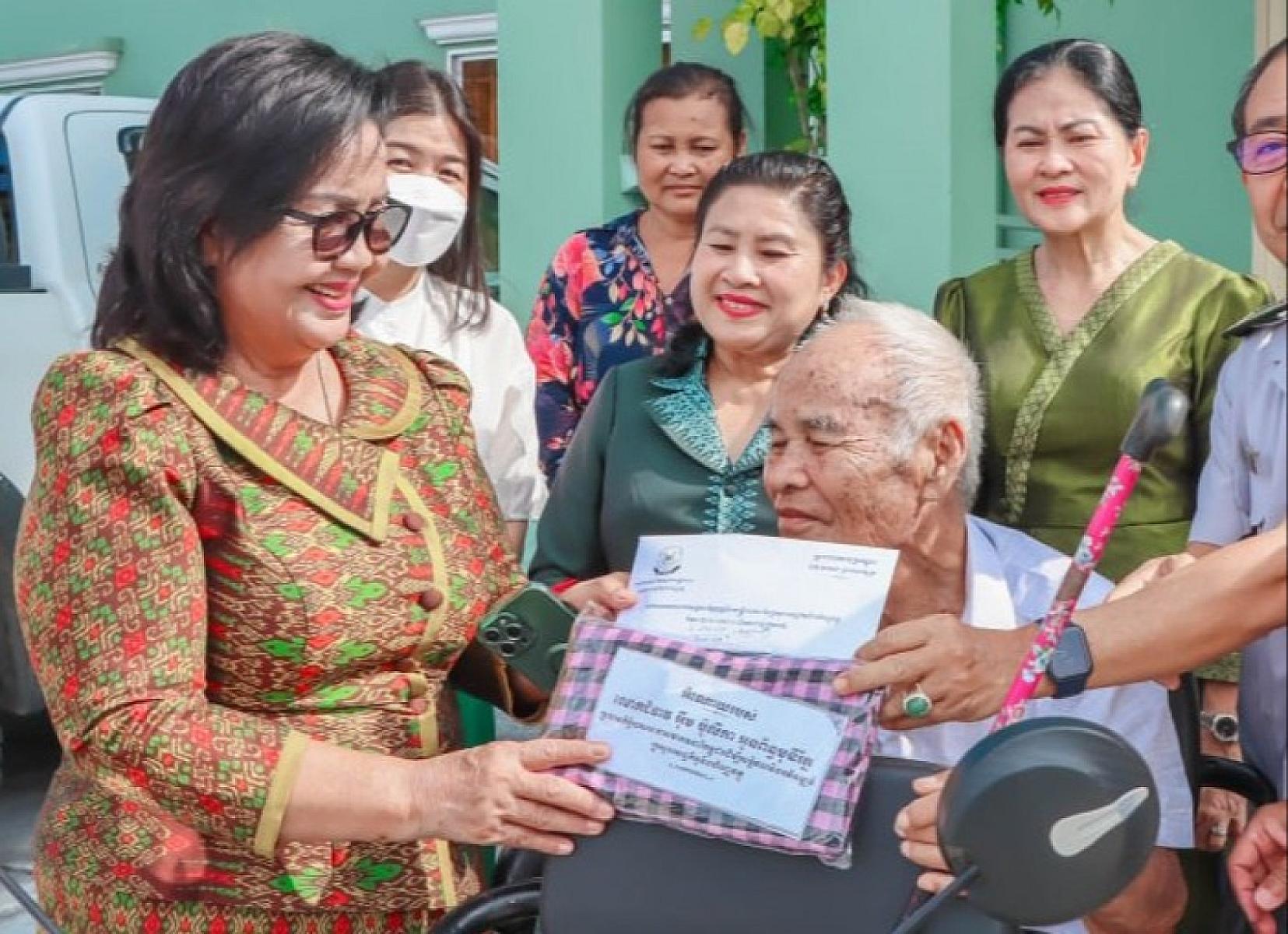 សមាគមសង្គហៈមិត្ត បុគ្គលិក មន្ត្រីរាជការ នៃក្រសួងសេដ្ឋកិច្ចនិងហិរញ្ញវត្ថុ បាននាំយកថវិកាចំនួន ៤,០០០,០០០រៀល ដើម្បីរៀបចំមហាសន្និបាតវិសាមញ្ញតំណាងសមាគមអតីតយុទ្ធជនកម្ពុជាទូទាំងប្រទេស