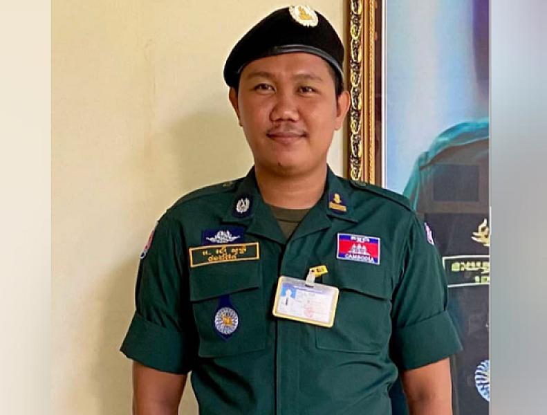 Lieutenant Colonel Dou Sokry, Chief of the Than Kam Post, Preah Net Preah District, Banteay Meanchey Province, has donated 100,000 riel to organize the Extraordinary General Assembly of the Cambodian Veterans Association nationwide,