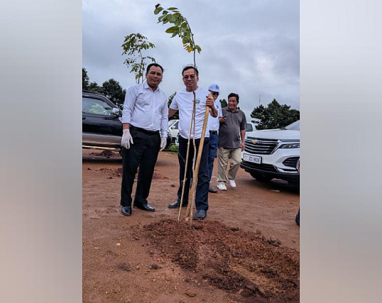 Mr. Keo Sopheap, President of the National Social Welfare Foundation, Ratanakkiri Province, has donated 150,000 riels to organize the Extraordinary General Assembly of the Cambodian Veterans Association nationwide