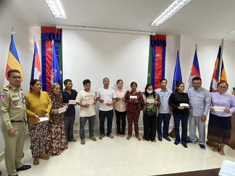 Colonel Bun Sengsupisith,attended the ceremony to hand over social insurance funds, cremation funds, and the first set of funds to the families of 11 deceased persons