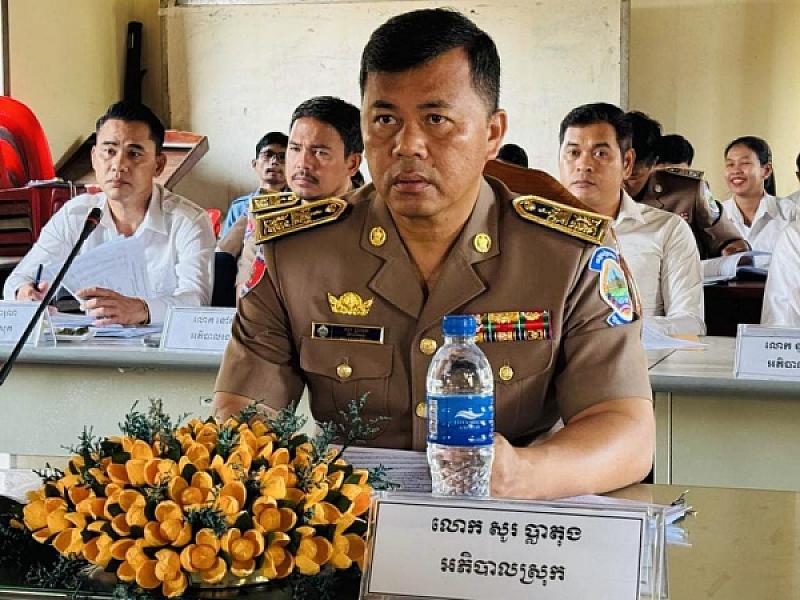 Mr. So Plathong, Governor of Prasat Bakong District, has donated 200,000 riels to organize the Extraordinary General Assembly of the Cambodian Veterans Association nationwide