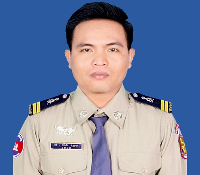 Mr. Chen Khnem, a 2nd Class Warden, is the Deputy Director of Prison Security at the 3rd Correctional Center, and has contributed 20,000 riels to organize the Extraordinary General Assembly of the Cambodian Veterans Association nationwide