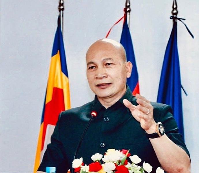 Dr. Sian Sovanna, Chairman of the Board of Trustees of the University of Southeast Asia and Future Bright International School, has contributed 400,000 riels to organize the Extraordinary General Assembly of the Cambodian Veterans Association nationwide